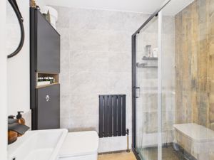 En-suite shower room- click for photo gallery